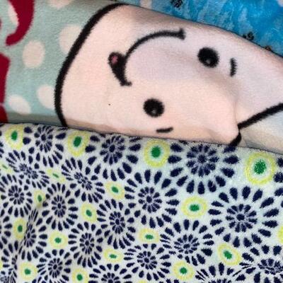 Lot 800 - fleece kids blankets