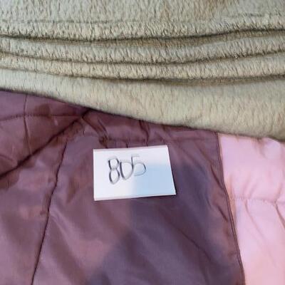 Lot 805 - Blanket and comforter