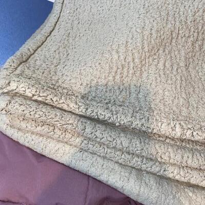 Lot 805 - Blanket and comforter