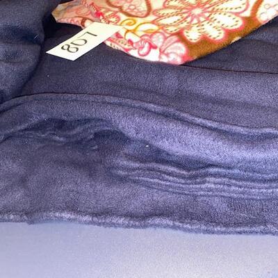 Lot 807 - fleece bundle