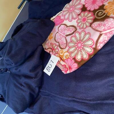 Lot 807 - fleece bundle