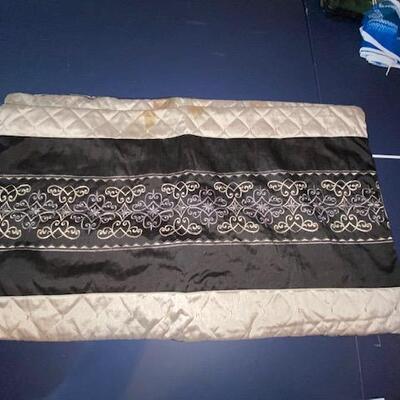 Lot 808 - Pillows and shams
