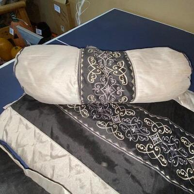 Lot 808 - Pillows and shams