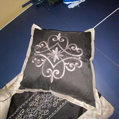 Lot 808 - Pillows and shams