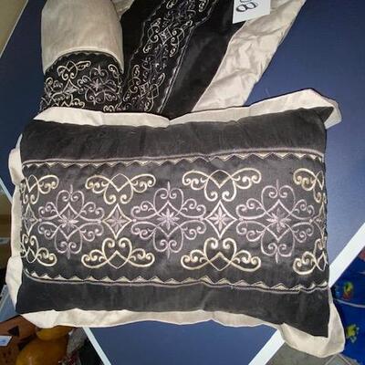 Lot 808 - Pillows and shams