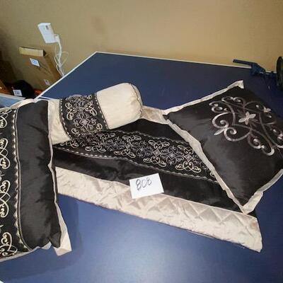 Lot 808 - Pillows and shams
