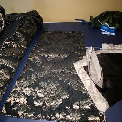 Lot 809 - Black and gold Comforter