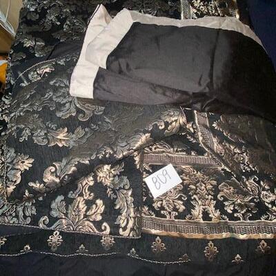 Lot 809 - Black and gold Comforter