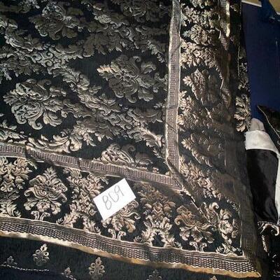 Lot 809 - Black and gold Comforter