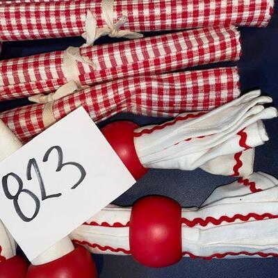 Lot 823 -  Table decor