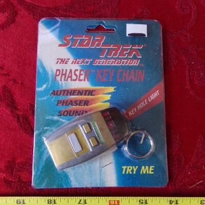 LOT 15  STAR TREK - PHASER REMOTE CONTROL & KEY RING