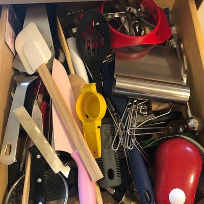 Lot 137 - Contents of Kitchen Drawer 