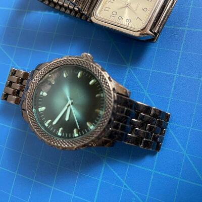 Lot #10 2 men's wrist watches 