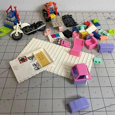 Lot #53 Building Toys, Mega Block and some other type