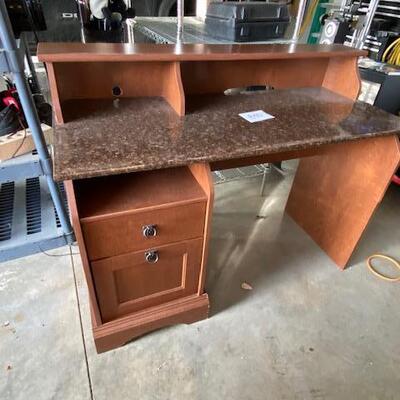 Lot 840 - Desk