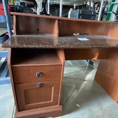Lot 840 - Desk