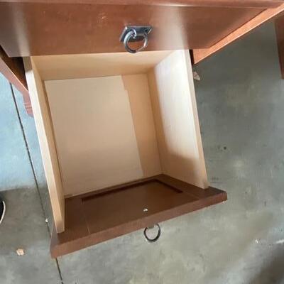 Lot 840 - Desk