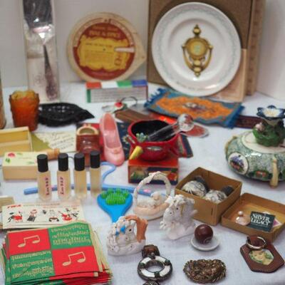 Lot 10 Collectibles lot. Jewelry, Avon, Vintage Christmas, Occupied Japan flower frog ceramic