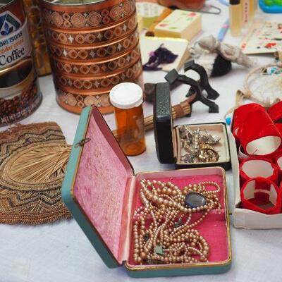 Lot 10 Collectibles lot. Jewelry, Avon, Vintage Christmas, Occupied Japan flower frog ceramic