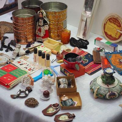 Lot 10 Collectibles lot. Jewelry, Avon, Vintage Christmas, Occupied Japan flower frog ceramic