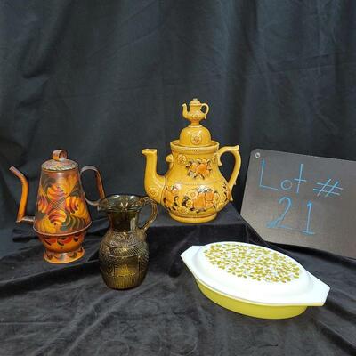 Lot 21: Pyrex Olive pattern covered divided dish and more