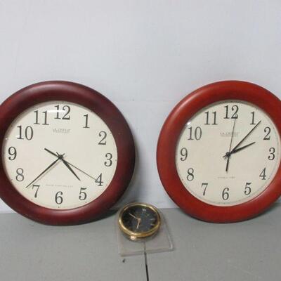 Lot 172 - LA Crosse Technology Clocks