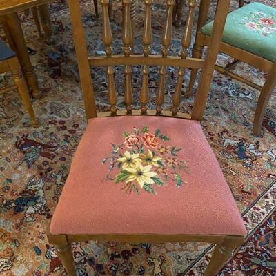 Lot 1: Oak dining room table with 6 chairs, including 1 arm chair. 