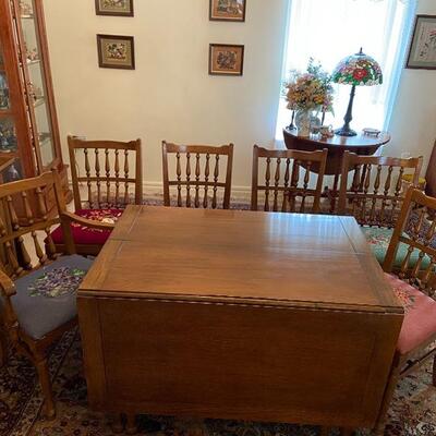 Lot 1: Oak dining room table with 6 chairs, including 1 arm chair. 