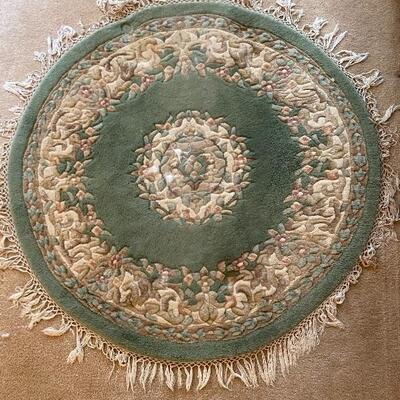 Lot 5: Pretty 100% Wool Round Rug