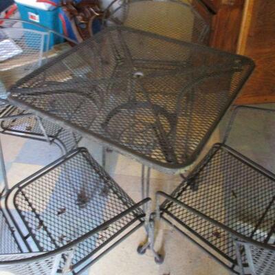Lot 207 - Outdoor Metal Table & Chair