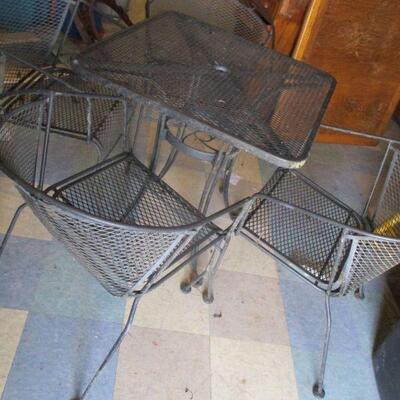 Lot 207 - Outdoor Metal Table & Chair