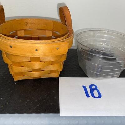 Lot 18 - Longaberger small booking basket