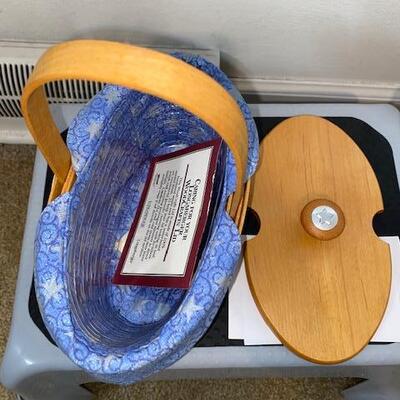 Lot 21 - Longaberger 2000 Century Celebration basket