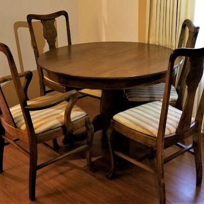 Lot #86  Nice Antique Oak Dining Table with 4 chairs