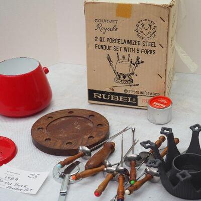 Lot 25 Vintage Royale Fondue enamal pot