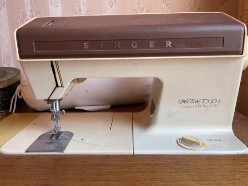 Lot 60. Singer sewing machine in table, Creative Touch Fashion Machine