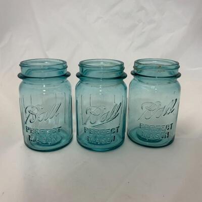.131. Eight Ball Mason Jars