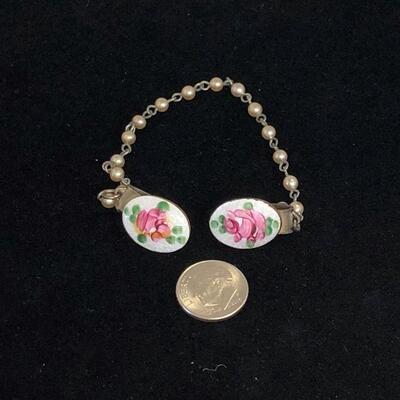 Lot 10 - Sweater Clip Chain with Floral Embellishment