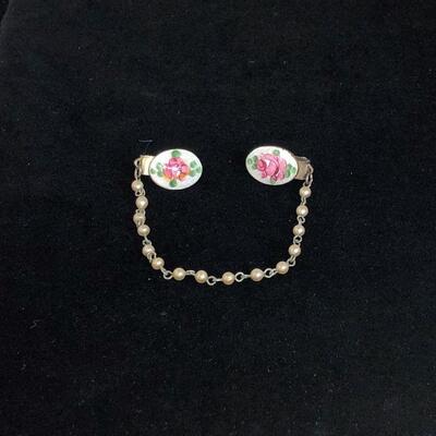 Lot 10 - Sweater Clip Chain with Floral Embellishment