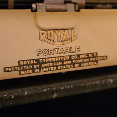 Lot 138: Royal Typewriter/ Mah Jong Set
