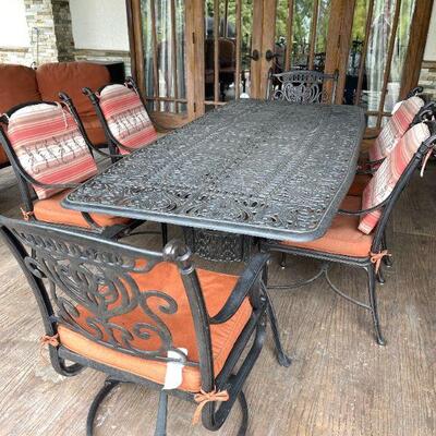 LOT 10 CONTEMPORARY CAST METAL PATIO TABLE & 6 CHAIRS 
