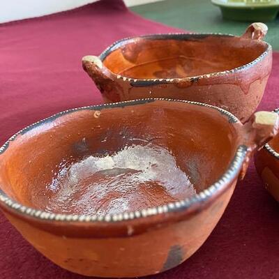 Lot 114 - Pottery, nesting bowls