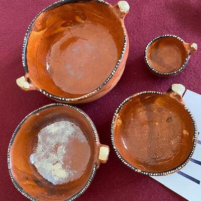 Lot 114 - Pottery, nesting bowls