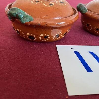 Lot 115 - Pottery, little pots with lids