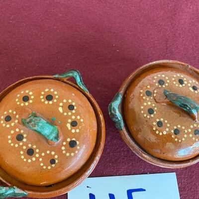 Lot 115 - Pottery, little pots with lids