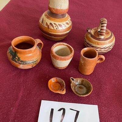 Lot 127 - Pottery 