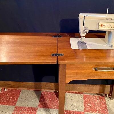Lot 7: Singer Sewing Machine