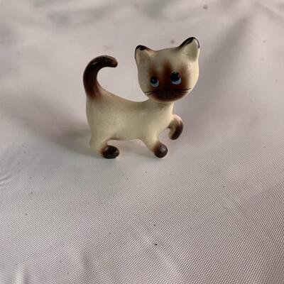 Lot 27 - Siamese Cat Figurines & Plate