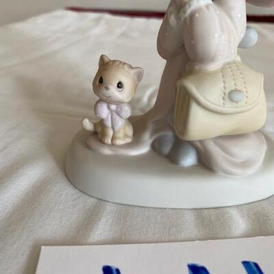 Lot  146 - Jonathan & David, To a very special Mom Figurine