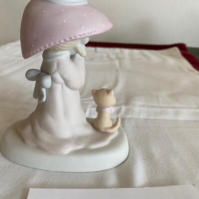 Lot  146 - Jonathan & David, To a very special Mom Figurine
